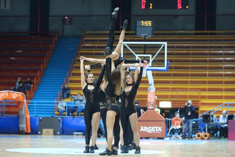 Opet u centru pozornosti: atraktivne Cedevita&scaron;ice zagrijale publiku na utakmici Cedevita - Olimpija