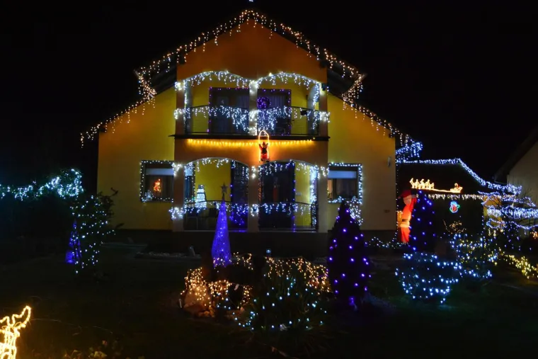 VI&Scaron;E OD 30 TISUĆA LAMPICA: Ovo imanje zasjalo je u predivnom božićnom ugođaju
