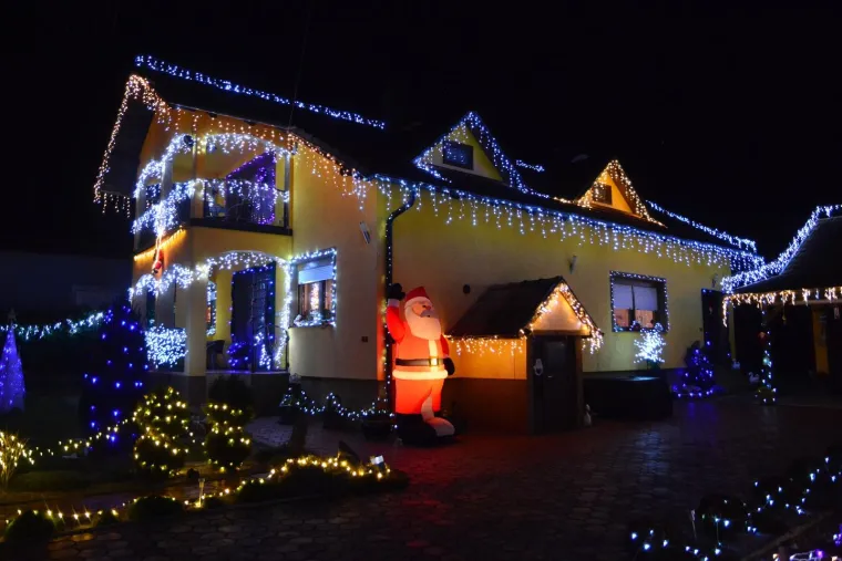 VI&Scaron;E OD 30 TISUĆA LAMPICA: Ovo imanje zasjalo je u predivnom božićnom ugođaju