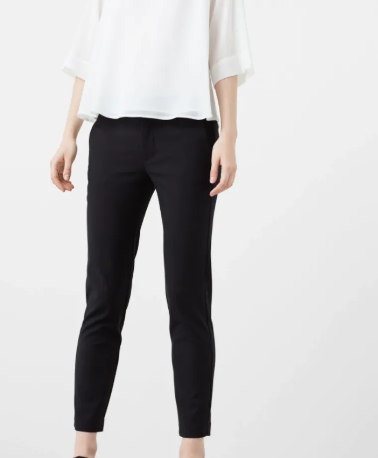 Hlače, 125,90 kuna (snižene sa 249,90 kuna)