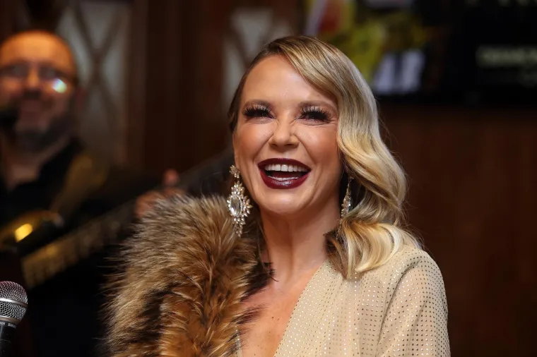 Diamond Palaca Casino u Zagrebu proslavio je prvi rođendan uz nastup Maje &Scaron;uput. Maja je nastupila u svečanoj haljini s visokim prorezom i nekom vrstom krzna preko ramena, a u nastavku pogledajte možete li ga identificirati.