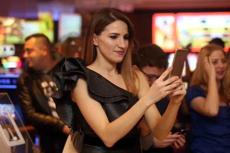 MAJA &Scaron;UPUT NASTUPILA U CASINU S KRZNOM PREKO RAMENA: Opona&scaron;a zvijezde iz zlatnog doba Hollywooda