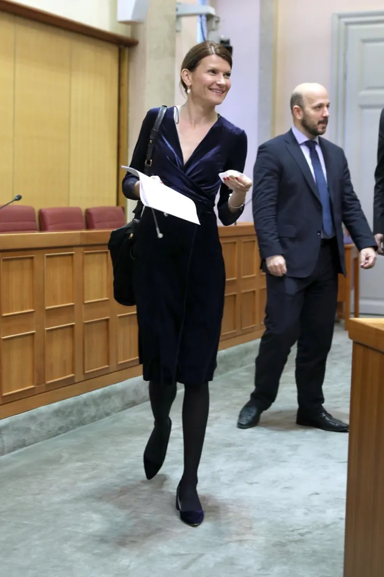 U Saboru je održana posljednja sjednica ove godine pa su se neke saborske zastupnice pojavile u svečanom izdanju. Sabina Glasovac