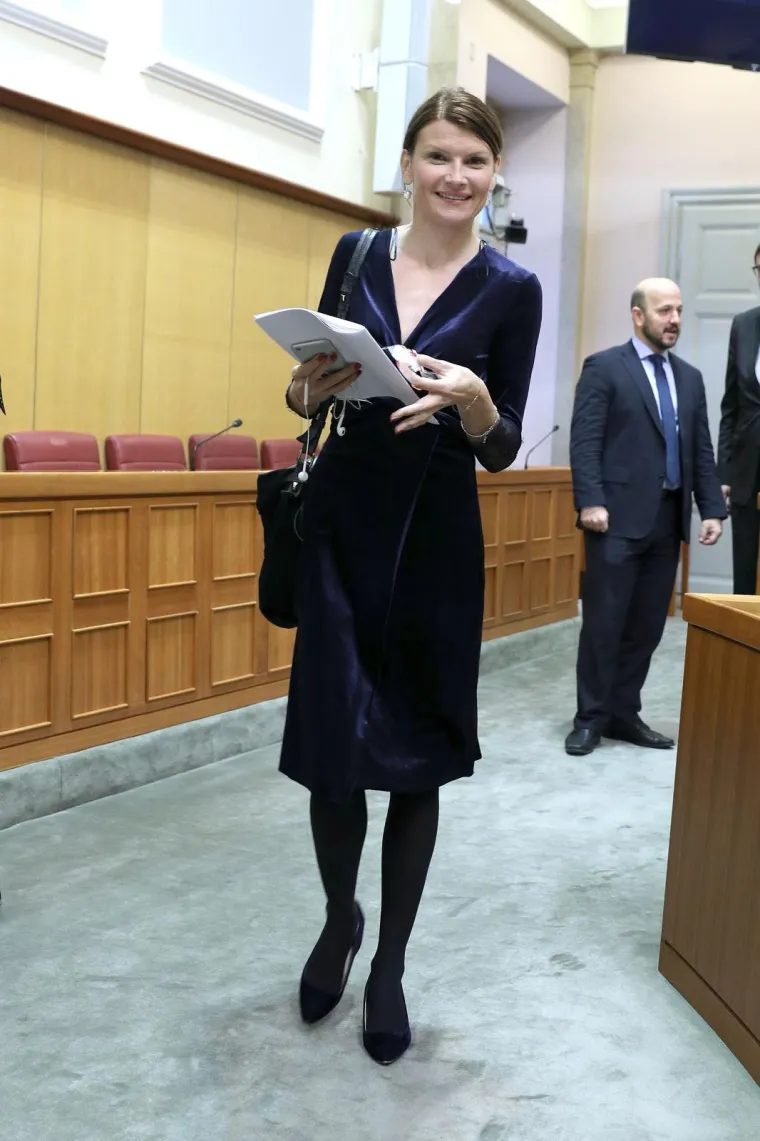 SABORSKE ZASTUPNICE U SVEČANOM IZDANJU: Odradile posljednju ovogodišnju sjednicu sa stilom