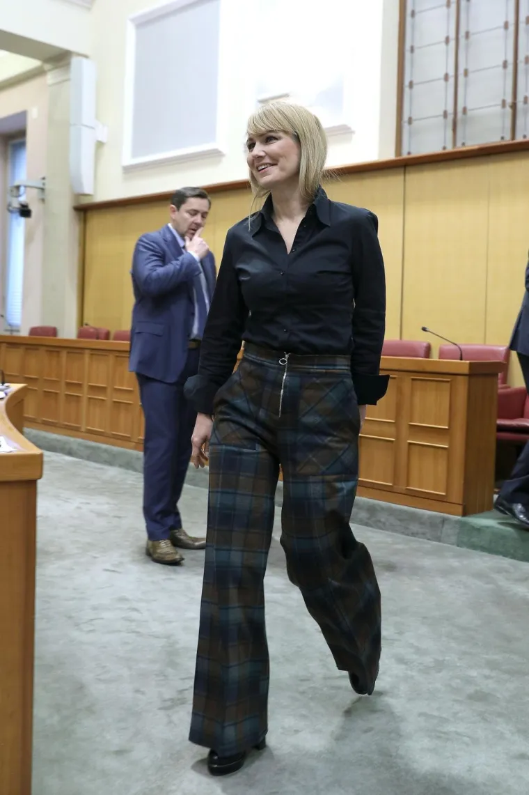 SABORSKE ZASTUPNICE U SVEČANOM IZDANJU: Odradile posljednju ovogodišnju sjednicu sa stilom