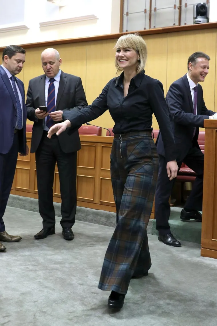 SABORSKE ZASTUPNICE U SVEČANOM IZDANJU: Odradile posljednju ovogodišnju sjednicu sa stilom