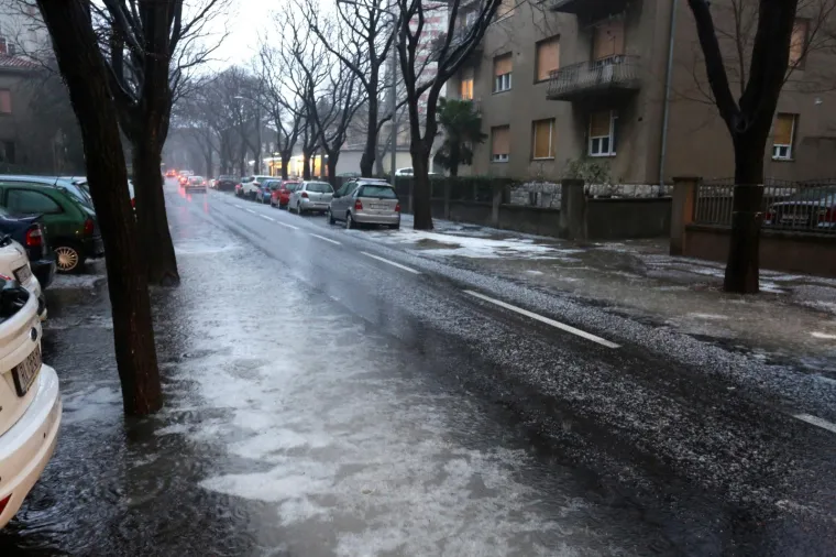 DRAMA U RIJECI: Grmljavinsko nevrijeme praćeno susnježicom prouzročilo gužve u prometu
