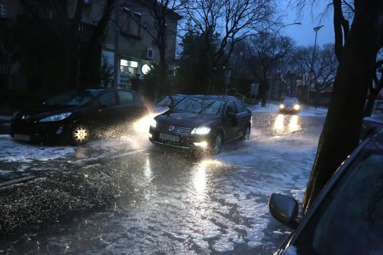 Rijeka - Grmljavinsko nevrijeme praćeno susnježicom u poslijepodnevnim satima sručilo se na istočni dio grada te prouzročilo manje zastoje u prometu.
