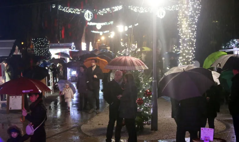 SVEČANO OTVOREN ADVENT U KARLOVCU: Upaljene lampice na najvećoj božićnoj jelki u Hrvatskoj