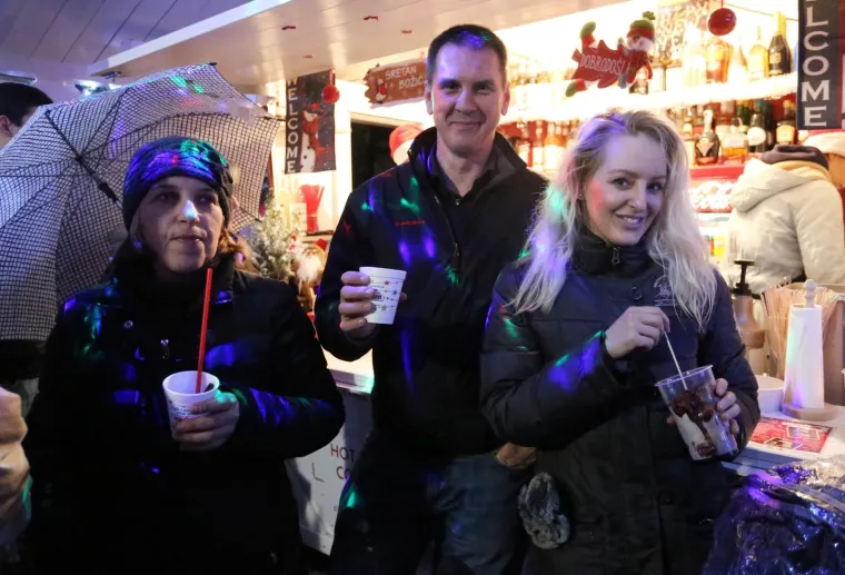 SVEČANO OTVOREN ADVENT U KARLOVCU: Upaljene lampice na najvećoj božićnoj jelki u Hrvatskoj