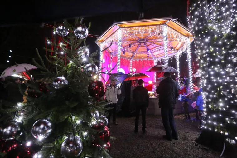 SVEČANO OTVOREN ADVENT U KARLOVCU: Upaljene lampice na najvećoj božićnoj jelki u Hrvatskoj