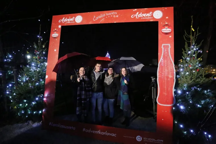 SVEČANO OTVOREN ADVENT U KARLOVCU: Upaljene lampice na najvećoj božićnoj jelki u Hrvatskoj