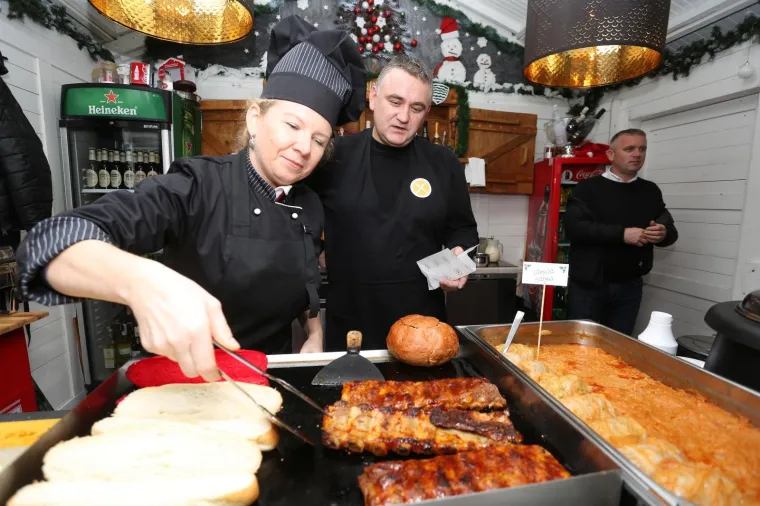 SVEČANO OTVOREN ADVENT U KARLOVCU: Upaljene lampice na najvećoj božićnoj jelki u Hrvatskoj