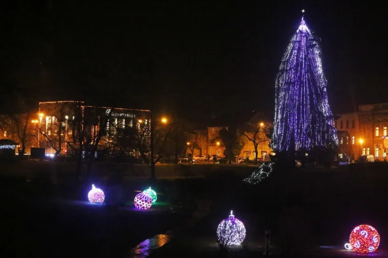 SVEČANO OTVOREN ADVENT U KARLOVCU: Upaljene lampice na najvećoj božićnoj jelki u Hrvatskoj