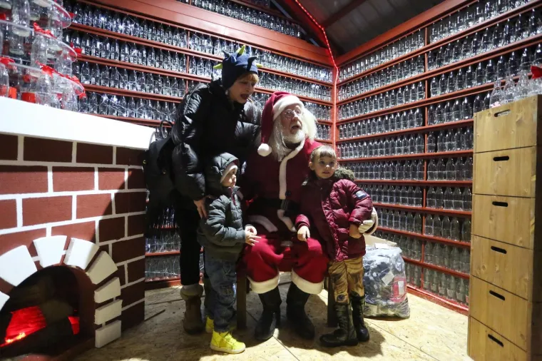 SVEČANO OTVOREN ADVENT U KARLOVCU: Upaljene lampice na najvećoj božićnoj jelki u Hrvatskoj