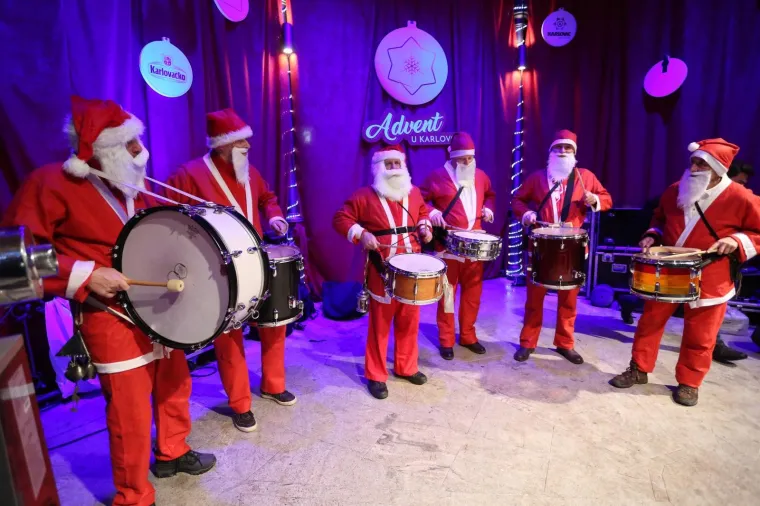 SVEČANO OTVOREN ADVENT U KARLOVCU: Upaljene lampice na najvećoj božićnoj jelki u Hrvatskoj