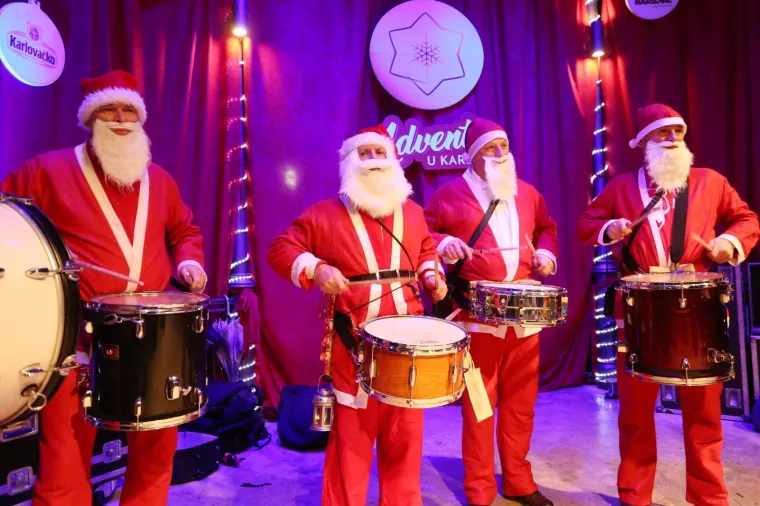 SVEČANO OTVOREN ADVENT U KARLOVCU: Upaljene lampice na najvećoj božićnoj jelki u Hrvatskoj