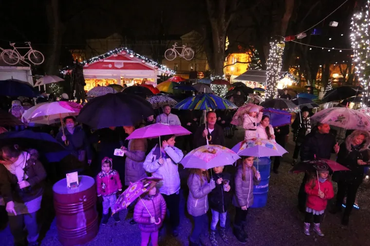 SVEČANO OTVOREN ADVENT U KARLOVCU: Upaljene lampice na najvećoj božićnoj jelki u Hrvatskoj