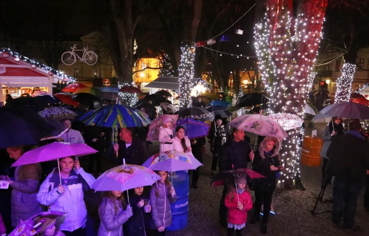 SVEČANO OTVOREN ADVENT U KARLOVCU: Upaljene lampice na najvećoj božićnoj jelki u Hrvatskoj