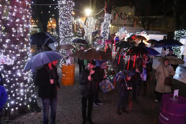 15.12.2017., Karlovac - U organizaciji Udruge Izvan Fookusa na Setalistu Dr. Franje Tudmana svecano je otvoren Advent u Karlovcu. U petnaestak dana posjetitelji ce svakodnevmo moci uzivati u bogatoj gastronomskoj ponudi te nastupima brojnih izvodaca. 
Photo: Kristina Stedul Fabac/PIXSELL