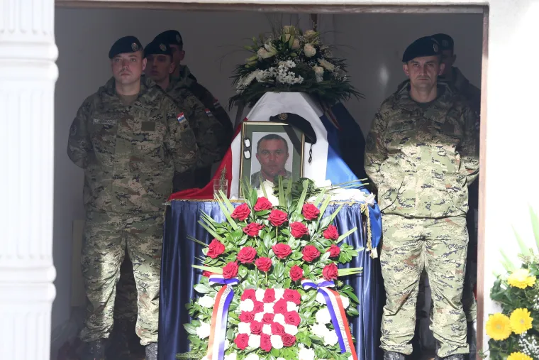 Pokopan vojnik Mario Pavi&scaron;ić koji je 12. prosinca preminuo u Litvi