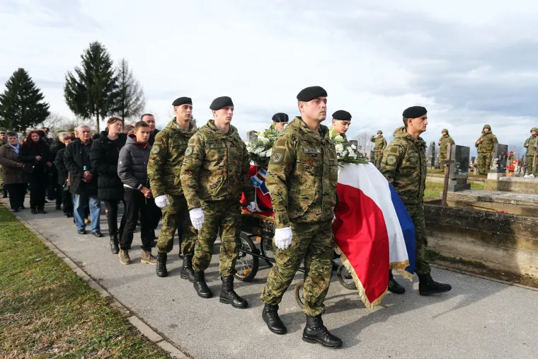 Pokopan vojnik Mario Pavi&scaron;ić koji je 12. prosinca preminuo u Litvi