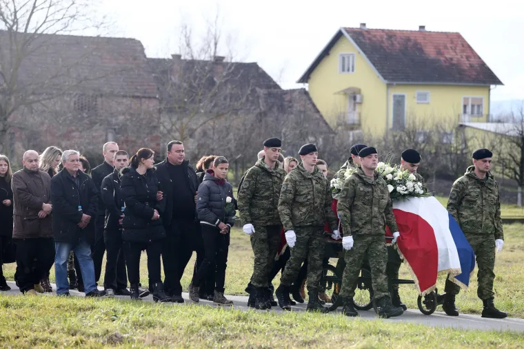 Pokopan vojnik Mario Pavi&scaron;ić koji je 12. prosinca preminuo u Litvi