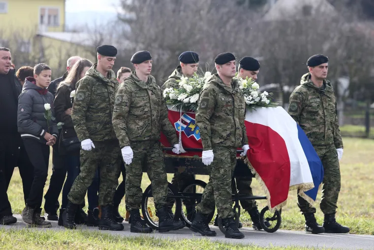 Pokopan vojnik Mario Pavi&scaron;ić koji je 12. prosinca preminuo u Litvi