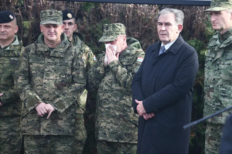 TUGA U STAROJ GRADI&Scaron;KI: Pokopan vojnik Mario Pavi&scaron;ić koji je 12. prosinca preminuo u Litvi