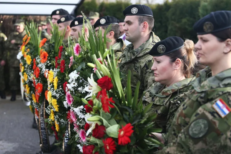 TUGA U STAROJ GRADI&Scaron;KI: Pokopan vojnik Mario Pavi&scaron;ić koji je 12. prosinca preminuo u Litvi