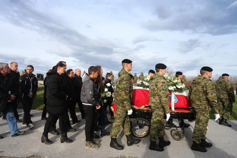 TUGA U STAROJ GRADI&Scaron;KI: Pokopan vojnik Mario Pavi&scaron;ić koji je 12. prosinca preminuo u Litvi