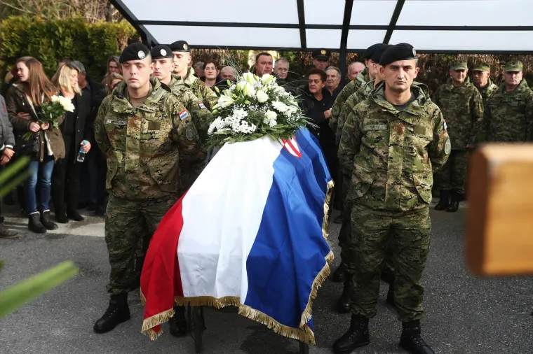 TUGA U STAROJ GRADI&Scaron;KI: Pokopan vojnik Mario Pavi&scaron;ić koji je 12. prosinca preminuo u Litvi