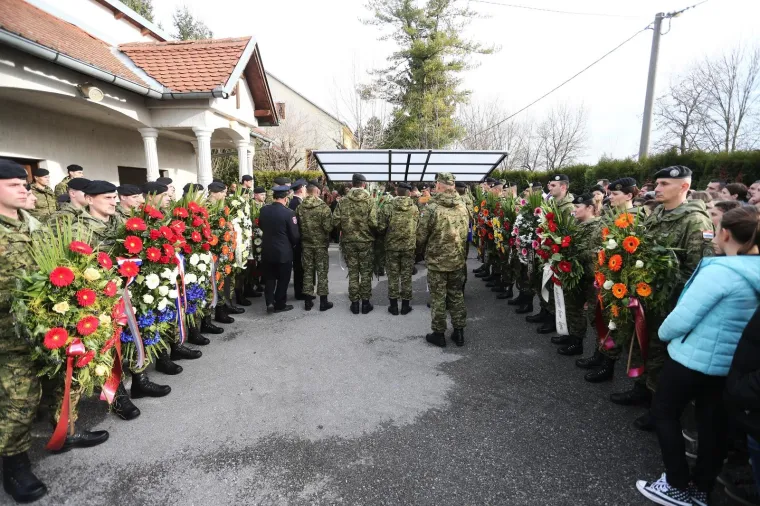 TUGA U STAROJ GRADI&Scaron;KI: Pokopan vojnik Mario Pavi&scaron;ić koji je 12. prosinca preminuo u Litvi