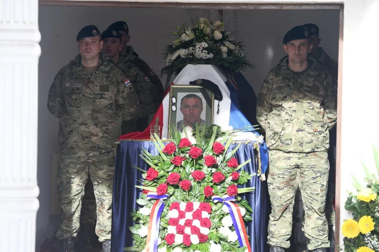 TUGA U STAROJ GRADI&Scaron;KI: Pokopan vojnik Mario Pavi&scaron;ić koji je 12. prosinca preminuo u Litvi