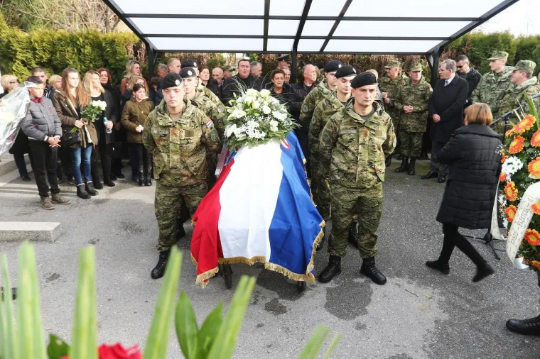 TUGA U STAROJ GRADI&Scaron;KI: Pokopan vojnik Mario Pavi&scaron;ić koji je 12. prosinca preminuo u Litvi