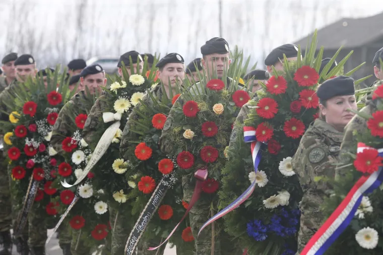 TUGA U STAROJ GRADI&Scaron;KI: Pokopan vojnik Mario Pavi&scaron;ić koji je 12. prosinca preminuo u Litvi