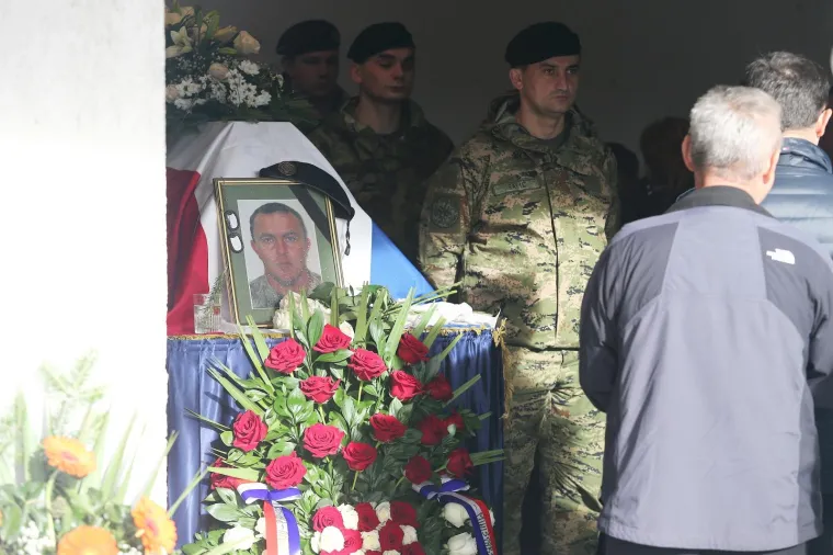 TUGA U STAROJ GRADI&Scaron;KI: Pokopan vojnik Mario Pavi&scaron;ić koji je 12. prosinca preminuo u Litvi