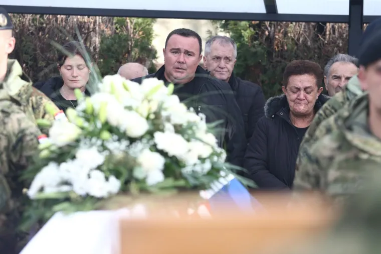 TUGA U STAROJ GRADI&Scaron;KI: Pokopan vojnik Mario Pavi&scaron;ić koji je 12. prosinca preminuo u Litvi