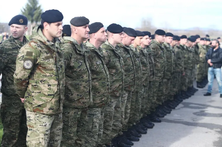 TUGA U STAROJ GRADI&Scaron;KI: Pokopan vojnik Mario Pavi&scaron;ić koji je 12. prosinca preminuo u Litvi