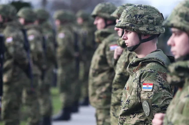 TUGA U STAROJ GRADI&Scaron;KI: Pokopan vojnik Mario Pavi&scaron;ić koji je 12. prosinca preminuo u Litvi