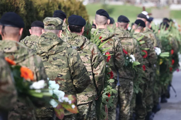 TUGA U STAROJ GRADI&Scaron;KI: Pokopan vojnik Mario Pavi&scaron;ić koji je 12. prosinca preminuo u Litvi