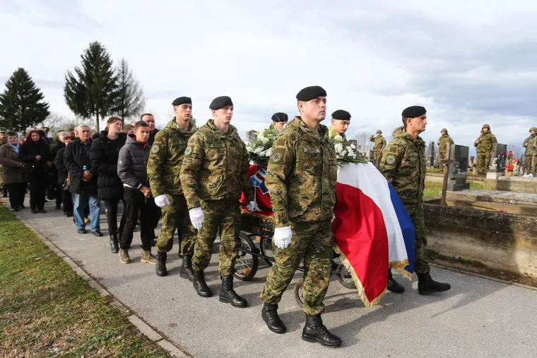 TUGA U STAROJ GRADI&Scaron;KI: Pokopan vojnik Mario Pavi&scaron;ić koji je 12. prosinca preminuo u Litvi