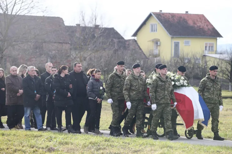 TUGA U STAROJ GRADI&Scaron;KI: Pokopan vojnik Mario Pavi&scaron;ić koji je 12. prosinca preminuo u Litvi