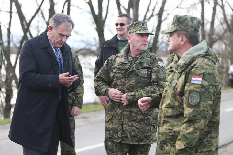 TUGA U STAROJ GRADI&Scaron;KI: Pokopan vojnik Mario Pavi&scaron;ić koji je 12. prosinca preminuo u Litvi