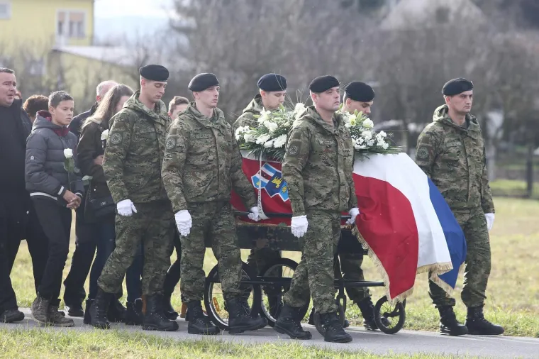 TUGA U STAROJ GRADI&Scaron;KI: Pokopan vojnik Mario Pavi&scaron;ić koji je 12. prosinca preminuo u Litvi