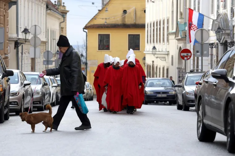 PRED SABOROM PROSVJEDOVALE OBUČENE U 'SLU&Scaron;KINJE': 'Žene u Hrvatskoj su stavljene u funkciju hodajuće maternice'