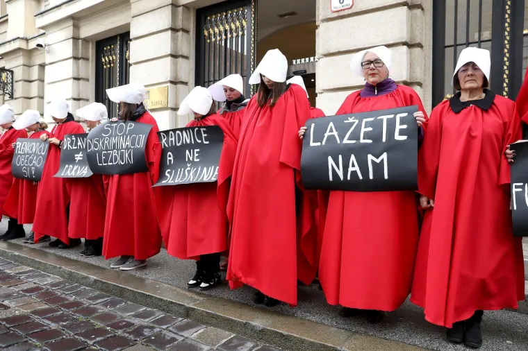 PRED SABOROM PROSVJEDOVALE OBUČENE U 'SLU&Scaron;KINJE': 'Žene u Hrvatskoj su stavljene u funkciju hodajuće maternice'