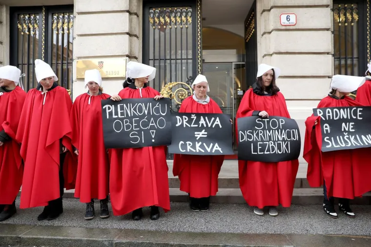 PRED SABOROM PROSVJEDOVALE OBUČENE U 'SLU&Scaron;KINJE': 'Žene u Hrvatskoj su stavljene u funkciju hodajuće maternice'