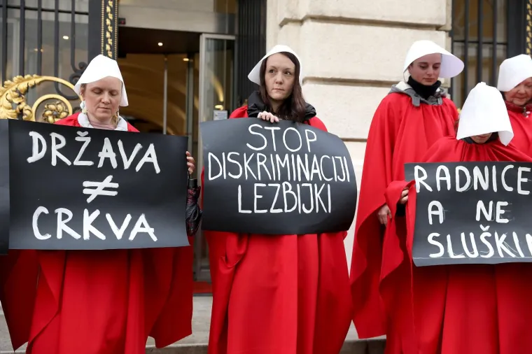 PRED SABOROM PROSVJEDOVALE OBUČENE U 'SLU&Scaron;KINJE': 'Žene u Hrvatskoj su stavljene u funkciju hodajuće maternice'