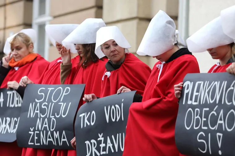 PRED SABOROM PROSVJEDOVALE OBUČENE U 'SLU&Scaron;KINJE': 'Žene u Hrvatskoj su stavljene u funkciju hodajuće maternice'